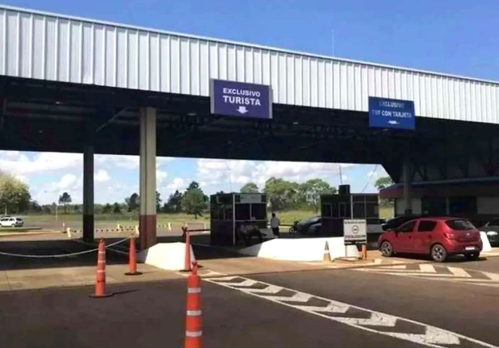 Cabines de atendimento da aduana com sinalização Exclusivo Turista